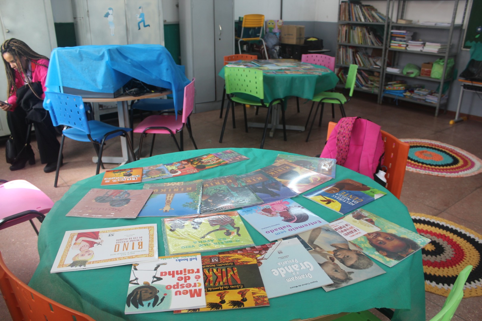 PROJETO DE EXTENSÃO E NEABI ENTREGA LIVROS NA COMUNIDADE QUILOMBOLA DE CURRALINHO DOS PAULAS