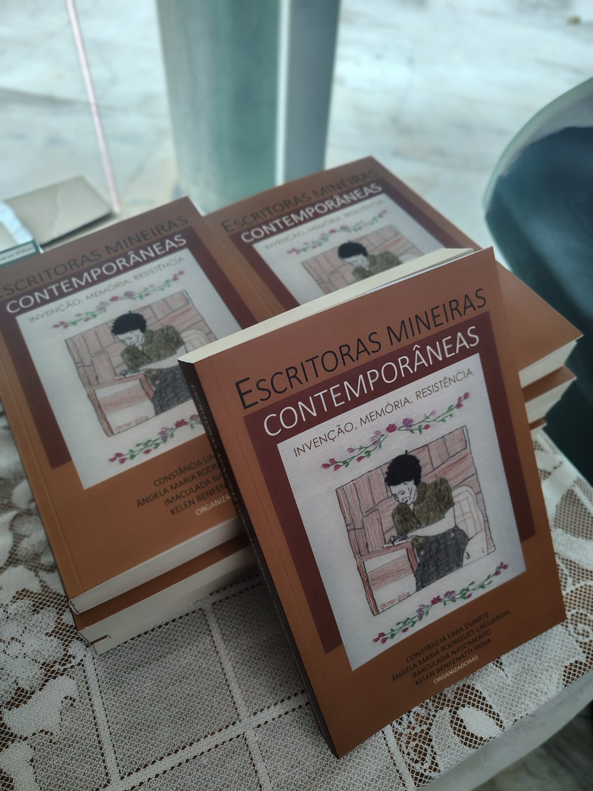 Professoras do curso de Letras participam do lançamento de antologia em BH