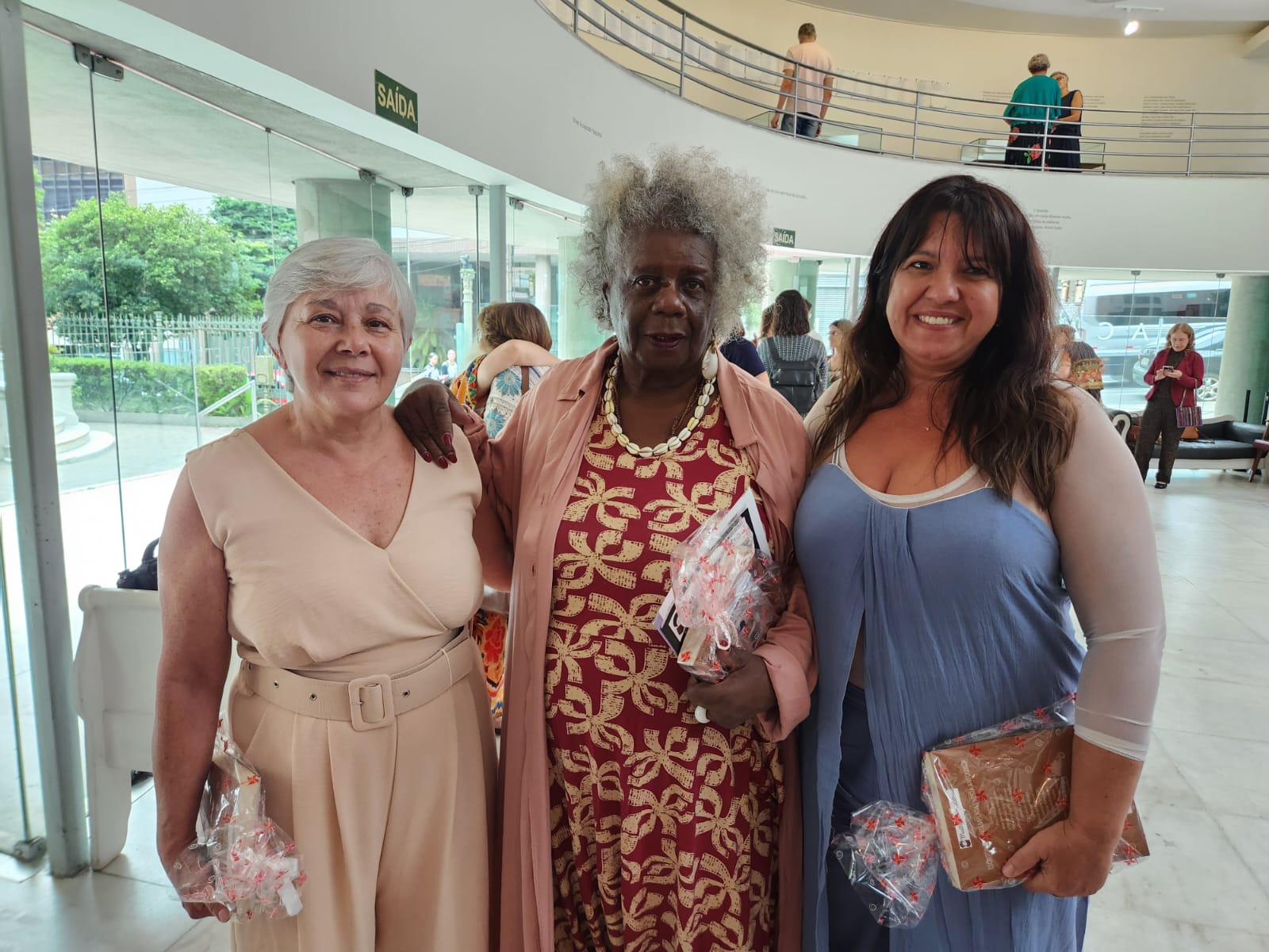 Professoras do curso de Letras participam do lançamento de antologia em BH