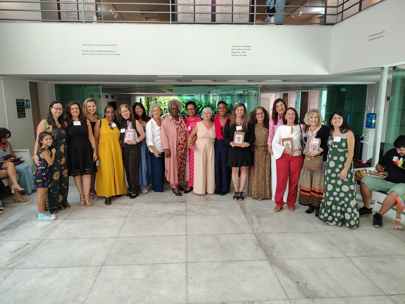 Professoras do curso de Letras participam do lançamento de antologia em BH