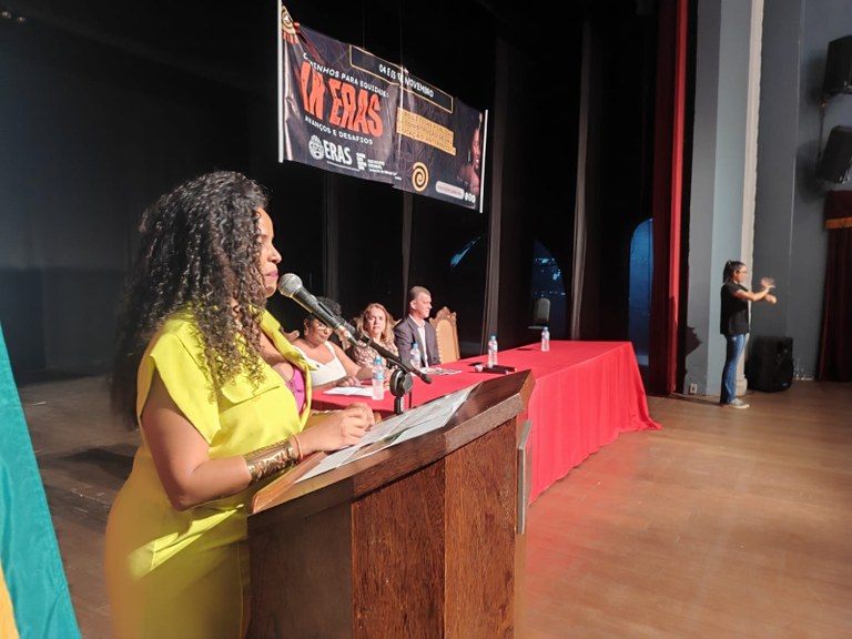 Confira o que rolou na conferência da noite do dia 04. Fala Professora Rosana