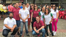 #Pratodosverem: Grupo de alunos e professores posa para foto durante manifestação em praça de Ubá.