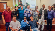 #Pratodosverem: equipe vencedora posa com professores e com o Pró-reitor de Pesquisa e Inovação, André Narvaes.
