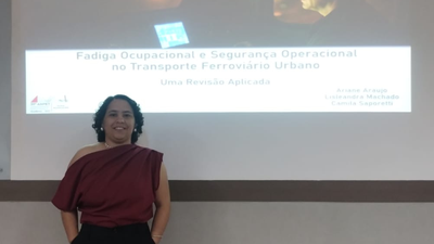 #pratodosverem: Imagem mostra aluna Ariane Araújo em apresentação no 39º Congresso de Pesquisa e Ensino em Transportes