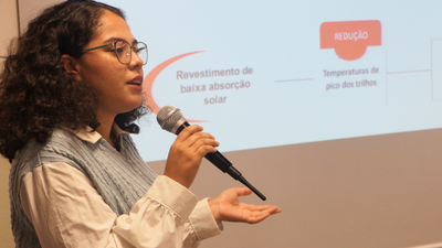 #pratodosverem: Imagem mostra Stephany Cristina da Silva durante apresentação do projeto no II Seminário do NDF-MG