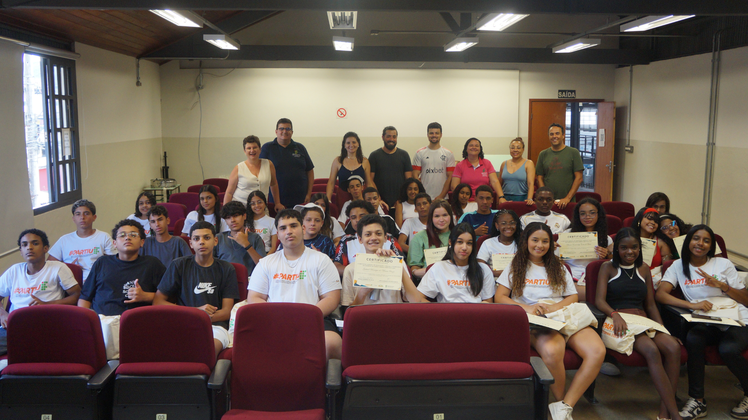#pratodosverem: Imagem mostra estudantes e equipe de trabalho do Partiu IF no auditório do Campus Santos Dumont