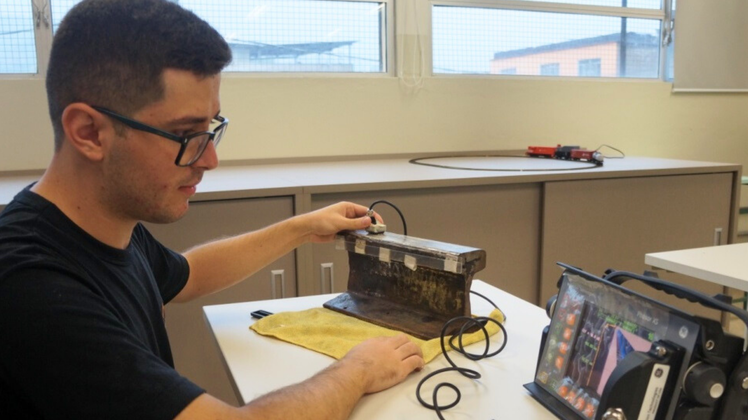 #pratodosverem: Imagem  mostra engenheiro e técnico Rafael Elias de Sá atuando em projeto de iniciação científica