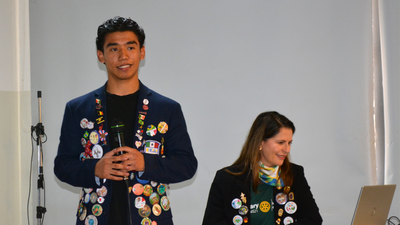 #pratodosverem: Imagem mostra intercambista Ángel Galvan ao lado da oficial de Intercâmbio do Rotary Club de Barbacena, Daniela LaGuardia, durante evento no IF Sudeste MG