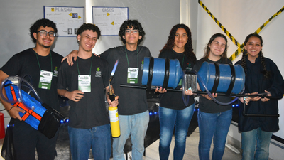 #pratodosverem: Imagem mostra grupo da edição de 2025 da Feira de Ciências em apresentação de trabalho