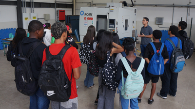 #pratodosverem: Estudantes do Partiu IF 2025 conhecem equipamento em laboratório do IF Sudeste MG
